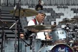 Momen Menteri Basuki jadi penggebuk drum dadakan band Cokelat