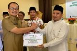 Pemda Kolaka Utara dan Baznas serahkan bantuan sebesar 220 juta