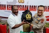 Polri salurkan bantuan sembako bagi warga Papua Tengah