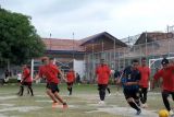 Serunya pertandingan sepak bola napi Vs petugas di Lapas Palu