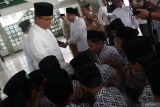 Sejumlah santri mencium tangan bakal calon presiden (bacapres) Anies Baswedan (kiri) didampingi pengasuh Pondok Pesantren Mambaul Ma'arif KH Abdussalam Shohib (tengah) usai berziarah ke makam orang tua Muhaimin Iskandar KH Muhammad Yusuf Iskandar dan pendiri Nahdlatul Ulama KH Bisri Syansuri di Denanyar Kabupaten Jombang, Jawa Timur, Kamis (31/8/2023). Anies Baswedan berziarah ke sejumlah makam pendiri NU di Jombang, untuk menghormati, mengenang dan mendoakan para pendiri NU yang memiliki peran penting dalam sejarah kemerdekaan. Antara Jatim/Syaiful Arif/zk.