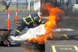 Peserta mamadamkan api menggunakan kain saat kompetisi ARFF Challanges di Bandara Udara Internasional Juanda, Sidoarjo, Jawa Timur, Kamis (31/8/2023). Kompetisi yang diikuti anggota Airport Rescue and Fire Fighting Officer (ARFF) tersebut bertujuan untuk mengasah kekompakan, ketangkasan dan pengetahuan dalam penanganan pertolongan kecelakaan pesawat udara. Antara Jatim/Umarul Faruq/zk.