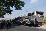 Sejumlah orang mengamati bus yang rusak akibat bertabrakan di Geneng, Ngawi, Jawa Timur, Kamis (31/8/2023). Bus Eka jurusan Yogyakarta-Surabaya bertabrakan dengan bus Sugeng Rahayu jurusan Surabaya-Yogyakarta saat kedua sopir menghindari penyeberang jalan, mengakibatkan tiga orang tewas terdiri dua orang sopir dan seorang pejalan kaki serta 14 penumpang dari kedua bus mengalami luka. Antara Jatim/Siswowidodo/zk.