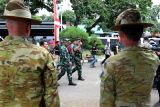 Panglima TNI Laksamana TNI Yudo Margono (kanan) didampingi Komandan Kodiklat TNI Eko Margiyono (kedua kiri) menyapa prajurit Australian Army pada pembukaan Latihan Bersama (Latma) Super Garuda Shield (SGS) di Pusat Latihan Tempur Marinir Baluran, Situbondo, Jawa Timur, Kamis (31/08/23).   Latihan bersama yang digelar mulai tanggal 31 Agustus sampai 13 September itu diikuti 17 negara yang ada di kawasan Indo Pasifik dengan melibatkan 2.810 prajurit TNI dan 2.165 personel negara asing. Antara Jatim/Budi Candra Setya/zk.