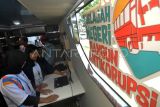 Tim penyuluh antikorupsi (kedua kiri) memberikan sosialisasi kepada pengunjung di Bus KPK di Kota Bengkulu, Provinsi Bengkulu, Kamis (31/8/2023). Pembukaan layanan publik tersebut dilakukan untuk kampanye penolakan terhadap segala bentuk gratifikasi, kewajiban laporan harta kekayaan pejabat negara (LHKPN) dan menindak serangan fajar jelang Pemilu 2024. ANTARA FOTO/Muhammad Izfaldi/Spt.