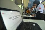 Tim penyuluh antikorupsi (kedua kiri) memberikan sosialisasi kepada pengunjung di Bus KPK di Kota Bengkulu, Provinsi Bengkulu, Kamis (31/8/2023). Pembukaan layanan publik tersebut dilakukan untuk kampanye penolakan terhadap segala bentuk gratifikasi, kewajiban laporan harta kekayaan pejabat negara (LHKPN) dan menindak serangan fajar jelang Pemilu 2024. ANTARA FOTO/Muhammad Izfaldi/Spt.