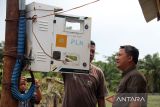 Warga mempersiapkan operasional mesin pompanisasi pertanian di area proyek Bendungan Krueng Pase, Desa Leubok Tuwe, Kecamatan Meurah Mulia, Aceh Utara, Aceh, Jumat (1/9/2023). Petani di daerah itu terpaksa membangun 4 unit sistem irigasi yang memanfaatkan air dari dalam tanah untuk pengairan lahan pertanian menggunakan alat pompa air (pompanisasi) listrik secara swadaya untuk mengaliri sekitar 8.900 haktare sawah petani di sembilan kecamatan yang kekeringan akibat terdampak progres proyek multiyears pembangunan permanen Bendungan Krueng Pase sayap kiri dan sayap kanan yang terhenti dan berakhir kontraknya pada akhir tahun 2022. ANTARA/Rahmad