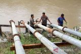 Warga mempersiapkan operasional mesin pompanisasi pertanian di area proyek Bendungan Krueng Pase, Desa Leubok Tuwe, Kecamatan Meurah Mulia, Aceh Utara, Aceh, Jumat (1/9/2023). Petani di daerah itu terpaksa membangun 4 unit sistem irigasi yang memanfaatkan air dari dalam tanah untuk pengairan lahan pertanian menggunakan alat pompa air (pompanisasi) listrik secara swadaya untuk mengaliri sekitar 8.900 haktare sawah petani di sembilan kecamatan yang kekeringan akibat terdampak progres proyek multiyears pembangunan permanen Bendungan Krueng Pase sayap kiri dan sayap kanan yang terhenti dan berakhir kontraknya pada akhir tahun 2022. ANTARA/Rahmad