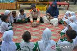 Komunitas pecinta hewan memperkenalkan kucing peliharaan kepada murid sekolah taman kanak-kanak di Banda Aceh, Aceh, Sabtu ( 2/9/2023). Kerjasama  Indonesia Cat Association (ICA), Cat Lovers dan Lingkar Satwa dengan beberapa sekolah di daerah tersebut  bertujuan memberikan edukasi dan sosialisasi kepada anak usia dini tentang berbagai jenis  kucing peliharaan dan bahaya penyakit menular rabies  pada binatang, termasuk memperkenalkan  jenis hewan peliharaan lainnya.  ANTARA FOTO/Ampelsa.