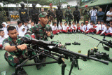 Prajurit TNI AD menjelaskan tentang penggunaan senjata kepada sejumlah siswa SD di Makorem 061/Surya Kencana, Kota Bogor, Jawa Barat, Jumat (1/9/2023). Edukasi untuk siswa tersebut merupakan rangkaian kegiatan HUT ke-74 Korem 061/SK dengan tema Korem Hadir Menjadi Solusi, Melaju Bersama Rakyat yang bertujuan untuk lebih mendekatkan TNI AD kepada masyarakat. ANTARA FOTO/Arif Firmansyah/tom.
