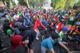 Peserta bersiap mengikuti sepeda santai (Gowes) di Kawasan Pendopo Sidoarjo, Jawa Timur, Minggu (3/9/2023). Gubernur Jawa Timur bersepeda santai bersama komunitas usai melepas acara gowes gemilang dalam rangkaian Pekan Olahraga Provinsi (Porprov) VIII Jawa Timur 2023. Antara Jatim/Umarul Faruq/zk.