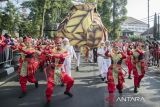 Peserta menggunakan kostum saat mengikuti karnaval budaya West Java Festival di Bandung, Jawa Barat, Minggu (3/9/2023). Karnaval dengan tema 