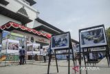 Pengunjung melihat karya fotografi jurnalistik yang dipajang pada Pameran Catatan Visual Rindu di depan Gedung Sate, Bandung, Jawa Barat, Sabtu (2/9/2023). Pameran kolaborasi PFI Bandung dan WFB tersebut menampilkan 112 foto jurnalistik tentang catatan visual program dan capaian Ridwan Kamil dan Uu Ruzhanul Ulum sebagai gubernur dan wakil gubernur selama memimpin di Jawa Barat. ANTARA FOTO/Novrian Arbi/agr