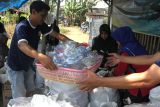 Relawan memilah sampah untuk kemudian dijual ke pabrik daur ulang di Tempat Pemilahan Sampah Barokah (Tempe Sabar),  Kedungkandang, Malang, Jawa Timur, Jumat (1/9/2023). Tempat pemilahan sampah yang didirikan secara swadaya tersebut dalam setahun mampu mengumpulkan sedikitnya 3,5 ton sampah berbagai jenis dengan pemasukan sekitar Rp8 juta dan semuanya didonasikan ke yatim piatu serta kaum dhuafa. Antara Jatim/Ari Bowo Sucipto/zk.