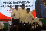 Ketua Umum Partai Nasdem Surya Paloh berangkulan dengan bakal calon presiden Anies Baswedan (kiri) dan bakal calon wakil presiden Muhaimin Iskandar (kanan) saat Deklarasi Capres-Cawapres 2024 di Hotel Majapahit, Surabaya, Jawa Timur, Sabtu (2/9/2023). PKB menerima tawaran Partai Nasdem untuk mengusung pasangan Anies Baswedan dan Muhaimin Iskandar sebagai bakal calon presiden dan bakal calon presiden pada Pilpres 2024. Antara Jatim/Moch Asim/zk.