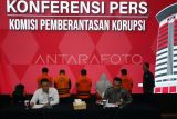 Plt Deputi Penindakan KPK Asep Guntur (kiri) bersama juru bicara KPK Ali Fikri memberikan keterangan pers terkait penahanan tersangka pengembangan dugaan penerimaan suap anggota DPRD Jambi periode 2014 - 2019 terkait pengesaan RAPBD Prov Jambi tahun Anggaran 2017 dan 2018 saat akan diperlihatkan ke media di Gedung Merah Putih KPK, Jakarta, Jumat (1/9/2023). KPK kembali menahan 6 orang tersangka dari total keseluruhan 52 orang tersangka yakni Rohimah, Edmon, Luhut Silaban, Meli Hairiya dan M Khairil. ANTARA FOTO/Muhammad Iqbal/hp.
