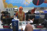 Kepala Kantor PT Taspen (persero) Cabang Banda Aceh Liderestety bersama sejumlah petugas memakai pakaian adat saat melayani peserta Taspen di kantor PT. Taspen Banda Aceh, Aceh, Senin (4/9/2023). Pemakaian baju adat dari berbagai daerah nusantara dalam rangka memperingati Hari Pelanggan Nasional 2023. Antara Aceh/Irwansyah Putra.