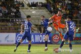 Pesepak bola Persiraja (kanan) duel bersama pesepak bola PDRM FC Fadi Mahmoud Awad Saleh saat pertandingan persahabatan internasional Persiraja Banda Aceh melawan Polis Di Raja Malaysia (PDRM) FC di Stadion Harapan Bangsa, Banda Aceh, Aceh, Minggu (3/9/2023). ANTARA/Khalis Surry