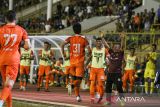 Pesepak bola Persiraja melakukan selebrasi usai mencetak gol ke gawang PDRM FC saat pertandingan persahabatan internasional Persiraja Banda Aceh melawan Polis Di Raja Malaysia (PDRM) FC di Stadion Harapan Bangsa, Banda Aceh, Aceh, Minggu (3/9/2023). ANTARA/Khalis Surry