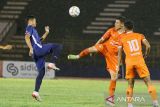 Pesepak bola Persiraja (kanan) duel bersama pesepak bola PDRM FC Fadi Mahmoud Awad Saleh (kiri) saat pertandingan persahabatan internasional Persiraja Banda Aceh melawan Polis Di Raja Malaysia (PDRM) FC di Stadion Harapan Bangsa, Banda Aceh, Aceh, Minggu (3/9/2023). ANTARA/Khalis Surry