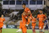 Pesepak bola Persiraja melakukan selebrasi usai mencetak gol ke gawang PDRM FC saat pertandingan persahabatan internasional Persiraja Banda Aceh melawan Polis Di Raja Malaysia (PDRM) FC di Stadion Harapan Bangsa, Banda Aceh, Aceh, Minggu (3/9/2023). ANTARA/Khalis Surry