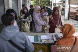 Anggota Keluarga Penerima Manfaat (KPM) antre saat pencairan tunai Bantuan Sosial (Bansos) di Kantor Pos Tasikmalaya, Jawa Barat, Senin (4/9/2023). Realisasi penyerapan anggaran Program Keluarga Harapan (PKH) hingga Agustus telah mencapai Rp51,11 triliun dari total anggaran Kemensos tahun 2023 sebesar Rp79,41 triliun. ANTARA FOTO/Adeng Bustomi/agr