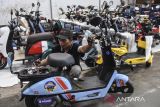 Pekerja memperbiki sepeda listrik di dealer Pratama motor, Kota Tasikmalaya, Jawa Barat, Senin (4/9/2023). Pemerintah memperluas syarat penerima subsidi sebesar Rp7 juta untuk pembelian motor listrik dari kelompok terbatas menjadi masyarakat umum dalam upaya meningkatkan minat pembelian kendaraan listrik. ANTARA FOTO/Adeng Bustomi/agr