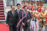 Presiden Jokowi menyambut para tamu KTT ke-43 ASEAN