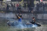 Personel TNI dan Polri membersihkan sungai dan bantaran Sungai Kalimas dari sampah di Surabaya, Jawa Timur, Selasa (5/9/2023).  Koarmada II melaksanakan Program Kali Bersih (Prokasih)  dengan membersihkan Sungai Kalimas dari sampah yang melibatkan sekitar 1.200 personel TNI, Polri dan masyarakat umum untuk  memperingati HUT ke-78 TNI Angkatan Laut. Antara Jatim/Didik Suhartono/zk