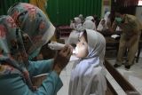 Petugas dari Puskesmas memeriksa kesehatan gigi seorang anak di SDN Bumiayu 2, Malang, Jawa Timur, Selasa (5/9/2023). Pemeriksaan kesehatan yang terdiri dari kesehatan mulut, gigi, mata serta telinga tersebut dilakukan setiap tahun sekali terutama pada masa tahun ajaran baru guna memantau tumbuh kembang anak. Antara Jatim/Ari Bowo Sucipto/zk.