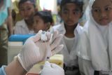 Petugas medis menyiapkan  vaksin Difteri Tetanus (DT) sebelum disuntikkan pada anak dalam imunisasi massal di SDN Bumiayu 2, Malang, Jawa Timur, Selasa (5/9/2023). Dinas Kesehatan setempat menggencarkan imunisasi massal atau Outbreak Response Immunization (ORI) Difteri di 12 kelurahan dengan sasaran 43 ribu anak berusia 1 hingga 15 tahun sebagai upaya penanggulangan pasca ditetapkannya kawasan tersebut sebagai Kejadian Luar Biasa (KLB) difteri yang telah menyebabkan seorang anak meninggal dunia. Antara Jatim/Ari Bowo Sucipto/zk.