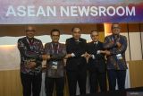 Menkominfo Budi Arie Setiadi (tengah) bersama Wamenkominfo Nezar Patria (kedua kiri), Dirjen Informasi dan Komunikasi Publik Kemenkominfo Usman Kansong (kanan), Dirjen Informasi dan Diplomasi Publik Kemenlu Teuku Faizasyah (kedua kanan), serta Direktur Utama Perum LKBN Antara Akhmad Munir (kiri) berfoto usai meluncurkan ASEAN Newsroom di Media Center KTT ke-43 ASEAN 2023 di Jakarta Convention Center (JCC), Senayan, Jakarta, Senin (4/9/2023). ANTARA FOTO/Media Center KTT ASEAN 2023/Aditya Pradana Putra/hp.