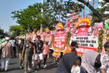 Beragam karangan bunga penuhi bagian depan Kantor Gubernur Jawa Tengah