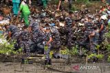 Prajurit TNI AL Lhokseumawe bersama anggota pramuka menjaring sampah di Sungai Muara Pelabuhan Krueng Geukuh, Aceh Utara, Aceh, Selasa (5/9/2023). Aksi Kali Bersih Nasional TNI AL tersebut dilaksanakan serentak di 78 titik di Indonesia sebagai wujud kepedulian TNI AL terhadap lingkungan di kawasan maritim. ANTARA/Rahmad