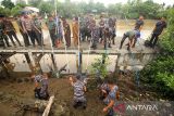 Prajurit TNI AL Lhokseumawe bersama anggota pramuka menjaring sampah di Sungai Muara Pelabuhan Krueng Geukuh, Aceh Utara, Aceh, Selasa (5/9/2023). Aksi Kali Bersih Nasional TNI AL tersebut dilaksanakan serentak di 78 titik di Indonesia sebagai wujud kepedulian TNI AL terhadap lingkungan di kawasan maritim. ANTARA/Rahmad