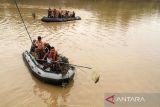 Prajurit TNI AL Lhokseumawe bersama anggota pramuka menjaring sampah di Sungai Muara Pelabuhan Krueng Geukuh, Aceh Utara, Aceh, Selasa (5/9/2023). Aksi Kali Bersih Nasional TNI AL tersebut dilaksanakan serentak di 78 titik di Indonesia sebagai wujud kepedulian TNI AL terhadap lingkungan di kawasan maritim. ANTARA/Rahmad