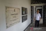 Kepala Dinas Ketahanan Pangan dan Pertanian Kota Bandung Gin Gin Ginanjar melihat prasasti  gedung cagar budaya Rumah Potong Hewah (RPH) Ciroyom  Dinas Ketahanan Pangan dan Pertanian Kota Bandung, Bandung, Jawa Barat, Rabu (6/9/2023). Bangunan bagian depan yang menjadi ikon cagar budaya yang berdiri sejak tahun 1935 tersebut diperkirakan terpotong akibat dampak dari proyek pembangunan jembatan layang (flyover) Ciroyom yang juga menjadi akses penunjang menuju Stasiun Padalarang Kereta Cepat Jakarta-Bandung (KCJB). ANTARA FOTO/Novrian Arbi/agr