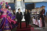 Wapres Amerika Serikat Kamala Harris (kanan) disambut Menteri Kesehatan Budi Gunadi Sadikin setibanya di Bandara Soekarno-Hatta, Tangerang, Banten, Selasa (5/9/2023). ANTARA FOTO/Media Center KTT ASEAN 2023/Muhammad Adimaja/rwa.