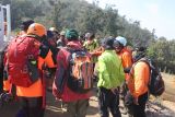 Relawan melakukan penyisiran titik api kebakaran hutan di Gunung Arjuno, Batu, Jawa Timur, Rabu (6/9/2023). Sebanyak 70 relawan yang dibagi menjadi empat tim  dikerahkan untuk membantu menyisir dan memadamkan titik api kebakaran hutan gunung Arjuno yang meluas di wilayah kota Batu. Antara Jatim/Ari Bowo Sucipto/zk.