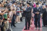 Penjabat Gubernur Jawa Barat Bey Triadi Machmudin (kedua kanan) didampingi  Gubernur Jawa Barat periode 2018-2023 Ridwan Kamil (kanan) menyapa warga seusai serah terima jabatan di Gedung Sate, Bandung, Jawa Barat, Selasa (5/9/2023). Bey Machmudin resmi memimpin pemerintahan Jawa Barat hingga pelaksanan pilkada serentak di tahun 2024. ANTARA FOTO/Novrian Arbi/agr