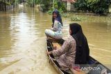 Warga menerobos banjir dengan perahu di Desa Tanjong Tgk Ali, Matang Kuli, Aceh Utara, Aceh, Rabu (6/9/2023). Berdasarkan data Badan Penanggulangan Bencana Aceh (BPBA), Bencana banjir akibat luapan sungai Krueng Pase, Krueng Pirak, Krueng Keuruto, dan Krueng Peto menyebabkan 8 kecamatan di kabupaten itu terendam banjir, mengakibatkan sebanyak 3.594 Kepala Keluarga (KK) atau 10.923 jiwa terdampak banjir dan 817 KK 2.798 jiwa di laporkan mengungsi. ANTARA/Rahmad