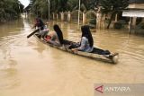 Warga menerobos banjir dengan perahu di Desa Tanjong Tgk Ali, Matang Kuli, Aceh Utara, Aceh, Rabu (6/9/2023). Berdasarkan data Badan Penanggulangan Bencana Aceh (BPBA), Bencana banjir akibat luapan sungai Krueng Pase, Krueng Pirak, Krueng Keuruto, dan Krueng Peto menyebabkan 8 kecamatan di kabupaten itu terendam banjir, mengakibatkan sebanyak 3.594 Kepala Keluarga (KK) atau 10.923 jiwa terdampak banjir dan 817 KK 2.798 jiwa di laporkan mengungsi. ANTARA/Rahmad