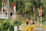 Warga menerobos banjir dengan perahu di Desa Tanjong Tgk Ali, Matang Kuli, Aceh Utara, Aceh, Rabu (6/9/2023). Berdasarkan data Badan Penanggulangan Bencana Aceh (BPBA), Bencana banjir akibat luapan sungai Krueng Pase, Krueng Pirak, Krueng Keuruto, dan Krueng Peto menyebabkan 8 kecamatan di kabupaten itu terendam banjir, mengakibatkan sebanyak 3.594 Kepala Keluarga (KK) atau 10.923 jiwa terdampak banjir dan 817 KK 2.798 jiwa di laporkan mengungsi. ANTARA/Rahmad