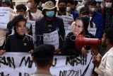 Mahasiswa yang tergabung dalam Solidaritas BEM Indonesia Menggugat melakukan aksi unjuk rasa di depan Gedung Merah Putih KPK, Jakarta, Selasa (5/9/2023). Mereka mendesak KPK segera menangkap Harun Masiku yang menjadi buronan kasus suap mantan Komisioner Komisi Pemilihan Umum (KPU) Wahyu Setiawan tanpa terpengaruh tekanan dan pengaruh partai politik tertentu. ANTARA FOTO/Indrianto Eko Suwarso/nz