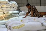 Pemerintah menyalurkan sekitar 210 ribu ton bantuan beras setiap bulan