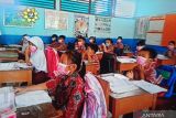 Sekolah di Palembang bagikan masker lindungi siswa dari  asap karhutla