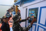 Petugas Pangkalan Sumber Daya Kelautan dan Perikanan (PSDKP) Lampulo memasang stiker larangan membuang sampah ke laut di kapal perikanan tangkap milik nelayan di perairan laut Banda Aceh, Aceh, Kamis (7/9/2023). Kegiatan penempelan stiker larangan buang sampah ke laut dalam rangkaian program Bulan Cinta Laut 2023 Kementerian Kelautan dan Perikanan (KKP) sebagai gerakan untuk edukasi sekaligus kampanye menjaga kebersihan dan kesehatan laut agar terbebas dari pencemaran sampah plastik. ANTARA/Khalis Surry