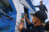 Petugas Pangkalan Sumber Daya Kelautan dan Perikanan (PSDKP) Lampulo memasang stiker larangan membuang sampah ke laut di kapal perikanan tangkap milik nelayan di perairan laut Banda Aceh, Aceh, Kamis (7/9/2023). Kegiatan penempelan stiker larangan buang sampah ke laut dalam rangkaian program Bulan Cinta Laut 2023 Kementerian Kelautan dan Perikanan (KKP) sebagai gerakan untuk edukasi sekaligus kampanye menjaga kebersihan dan kesehatan laut agar terbebas dari pencemaran sampah plastik. ANTARA/Khalis Surry