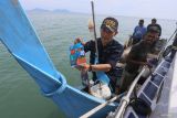 Petugas Pangkalan Sumber Daya Kelautan dan Perikanan (PSDKP) Lampulo memperlihatkan stiker larangan membuang sampah ke laut sebelum ditempel di kapal perikanan tangkap milik nelayan di perairan laut Banda Aceh, Aceh, Kamis (7/9/2023). Kegiatan penempelan stiker larangan buang sampah ke laut dalam rangkaian program Bulan Cinta Laut 2023 Kementerian Kelautan dan Perikanan (KKP) sebagai gerakan untuk edukasi sekaligus kampanye menjaga kebersihan dan kesehatan laut agar terbebas dari pencemaran sampah plastik. ANTARA/Khalis Surry