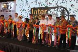 CEO Krista Exhibitions Daud D. Salim (keenam kiri) bersama Ketua Perhimpunan Hotel dan Restoran Indonesia (PHRI) Bali Tjokorda Oka Artha Ardana Sukawati (kelima kanan) dan sejumlah pimpinan organisasi memotong pita saat pembukaan pameran internasional Bali Interfood 2023 di Bali Nusa Dua Convention Center (BNDCC), Badung, Bali, Kamis (7/9/2023). Pameran berskala internasional pada 7-9 September 2023 tersebut diikuti 110 peserta di antaranya 40 usaha mikro kecil menengah (UMKM) untuk mempromosikan produk dan melakukan bisnis sekaligus guna menemukan inovasi baru dalam industri makanan dan minuman. ANTARA FOTO/Nyoman Hendra Wibowo/wsj.